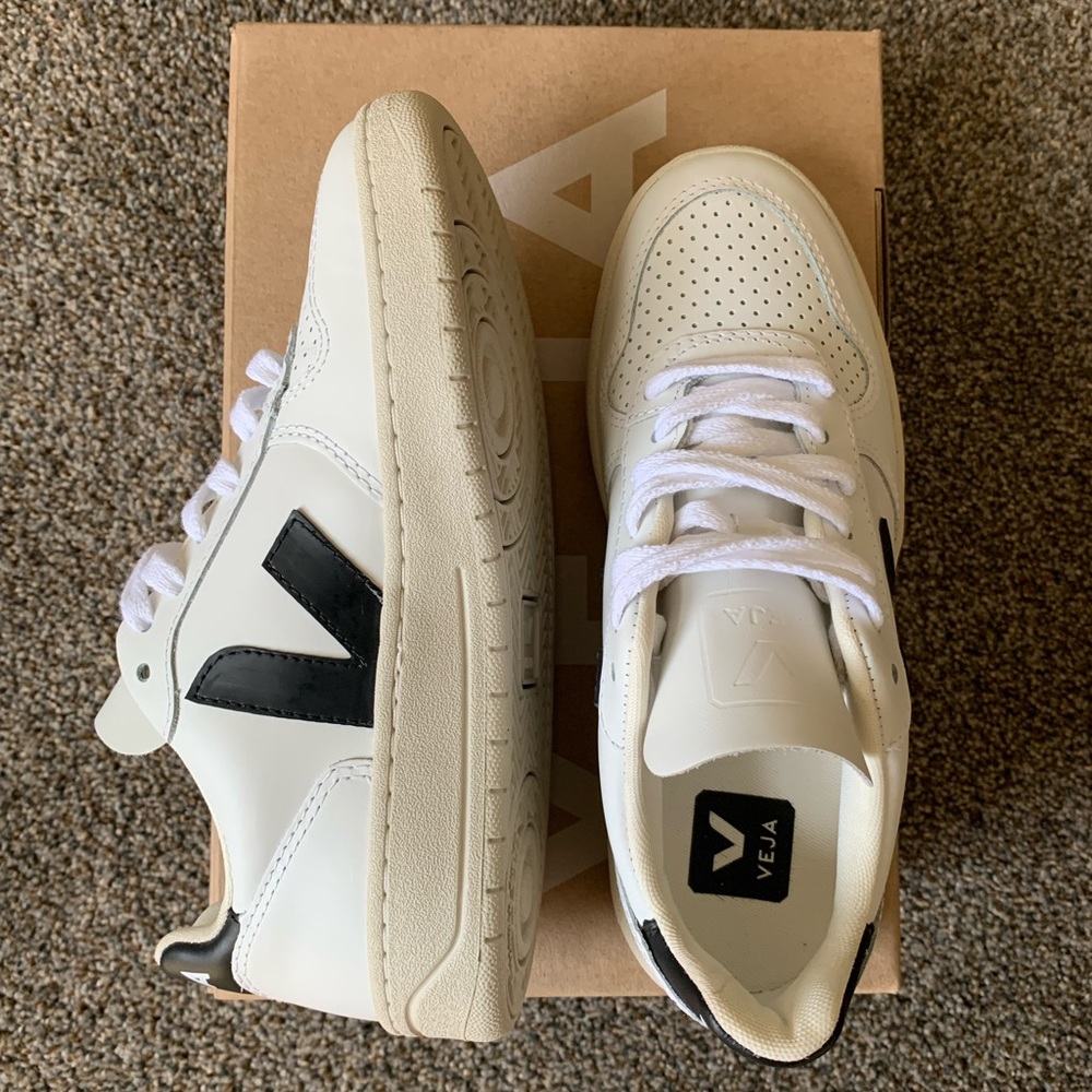 NEW Veja V-10 Sneakers (NWT)